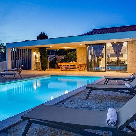 Villa T, Spacious With Heated Pool, Hot Tub & Sauna Rastevic Exterior photo