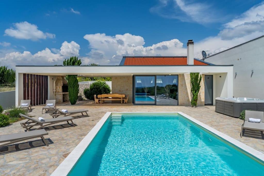 Villa T, Spacious With Heated Pool, Hot Tub & Sauna Rastevic Exterior photo
