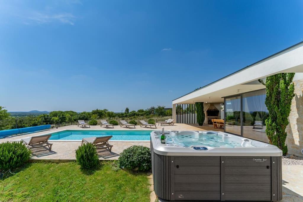 Villa T, Spacious With Heated Pool, Hot Tub & Sauna Rastevic Exterior photo