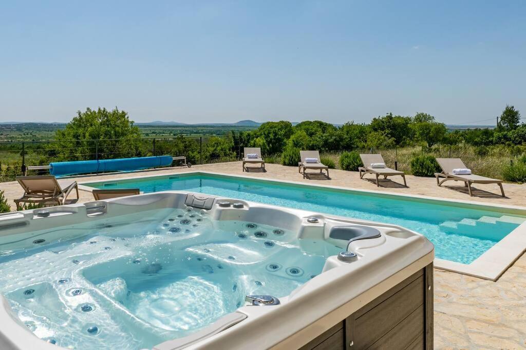 Villa T, Spacious With Heated Pool, Hot Tub & Sauna Rastevic Exterior photo
