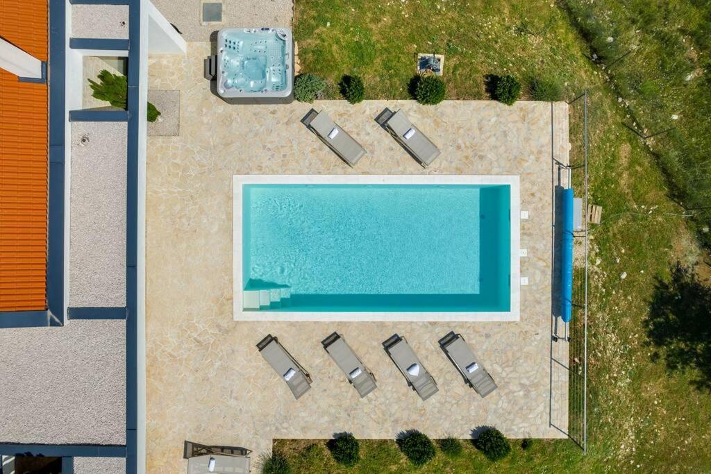 Villa T, Spacious With Heated Pool, Hot Tub & Sauna Rastevic Exterior photo