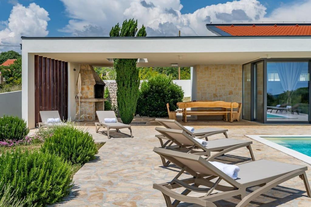 Villa T, Spacious With Heated Pool, Hot Tub & Sauna Rastevic Exterior photo