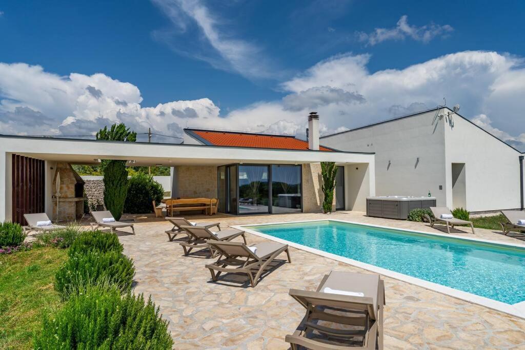 Villa T, Spacious With Heated Pool, Hot Tub & Sauna Rastevic Exterior photo