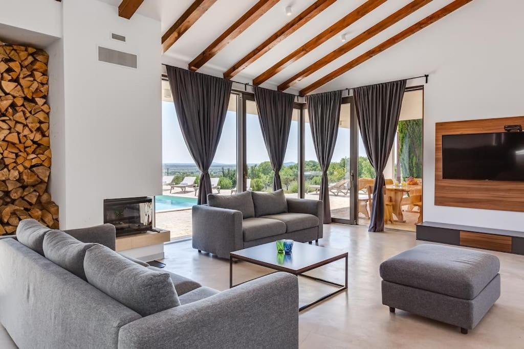Villa T, Spacious With Heated Pool, Hot Tub & Sauna Rastevic Exterior photo