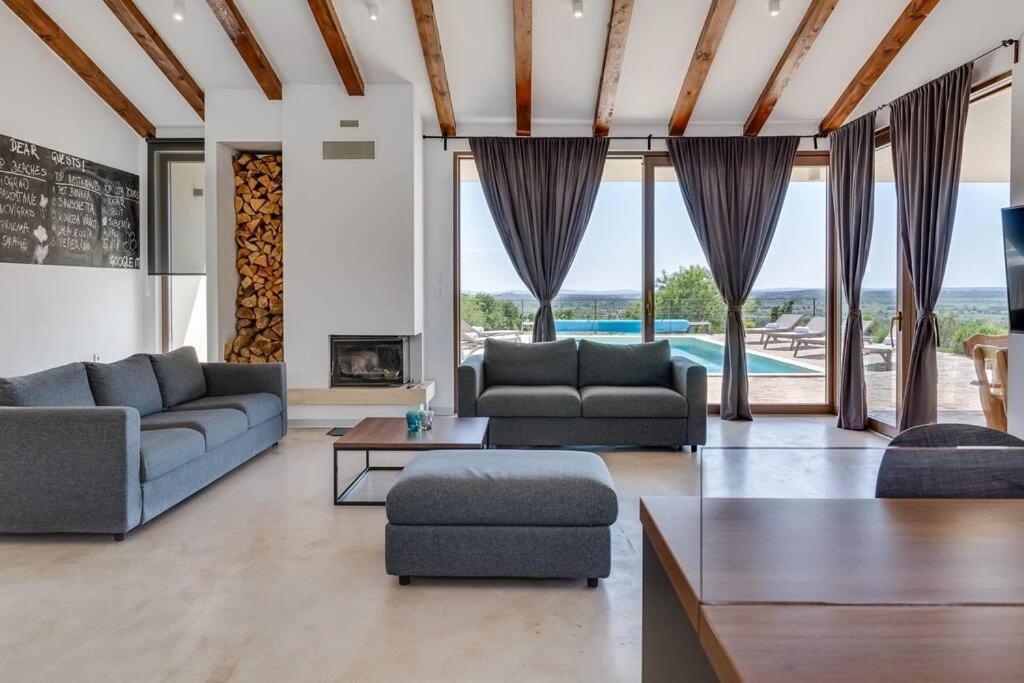 Villa T, Spacious With Heated Pool, Hot Tub & Sauna Rastevic Exterior photo