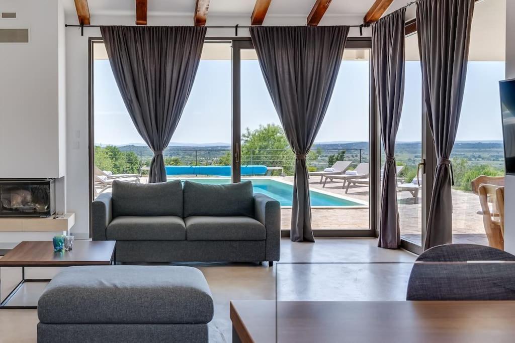 Villa T, Spacious With Heated Pool, Hot Tub & Sauna Rastevic Exterior photo