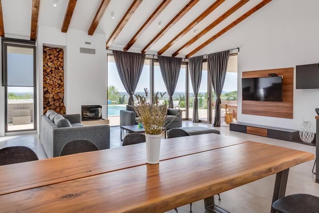 Villa T, Spacious With Heated Pool, Hot Tub & Sauna Rastevic Exterior photo
