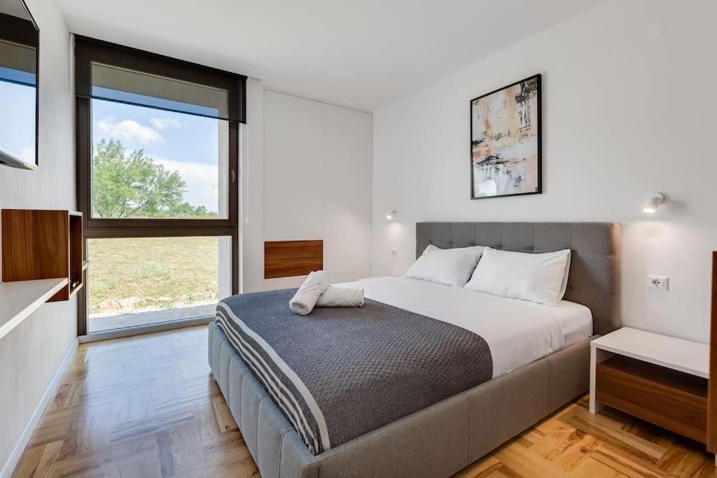 Villa T, Spacious With Heated Pool, Hot Tub & Sauna Rastevic Exterior photo