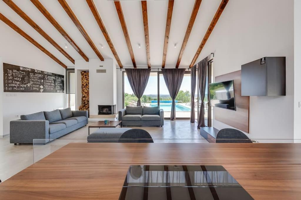 Villa T, Spacious With Heated Pool, Hot Tub & Sauna Rastevic Exterior photo