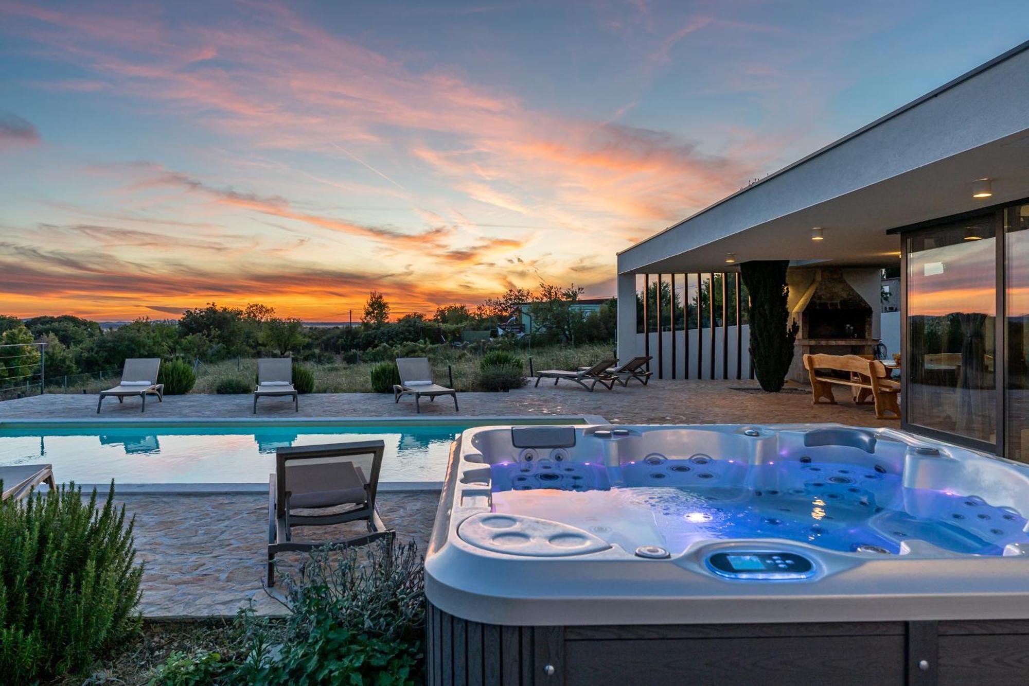 Villa T, Spacious With Heated Pool, Hot Tub & Sauna Rastevic Exterior photo