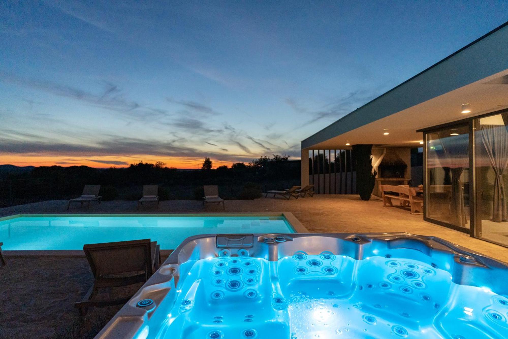 Villa T, Spacious With Heated Pool, Hot Tub & Sauna Rastevic Exterior photo