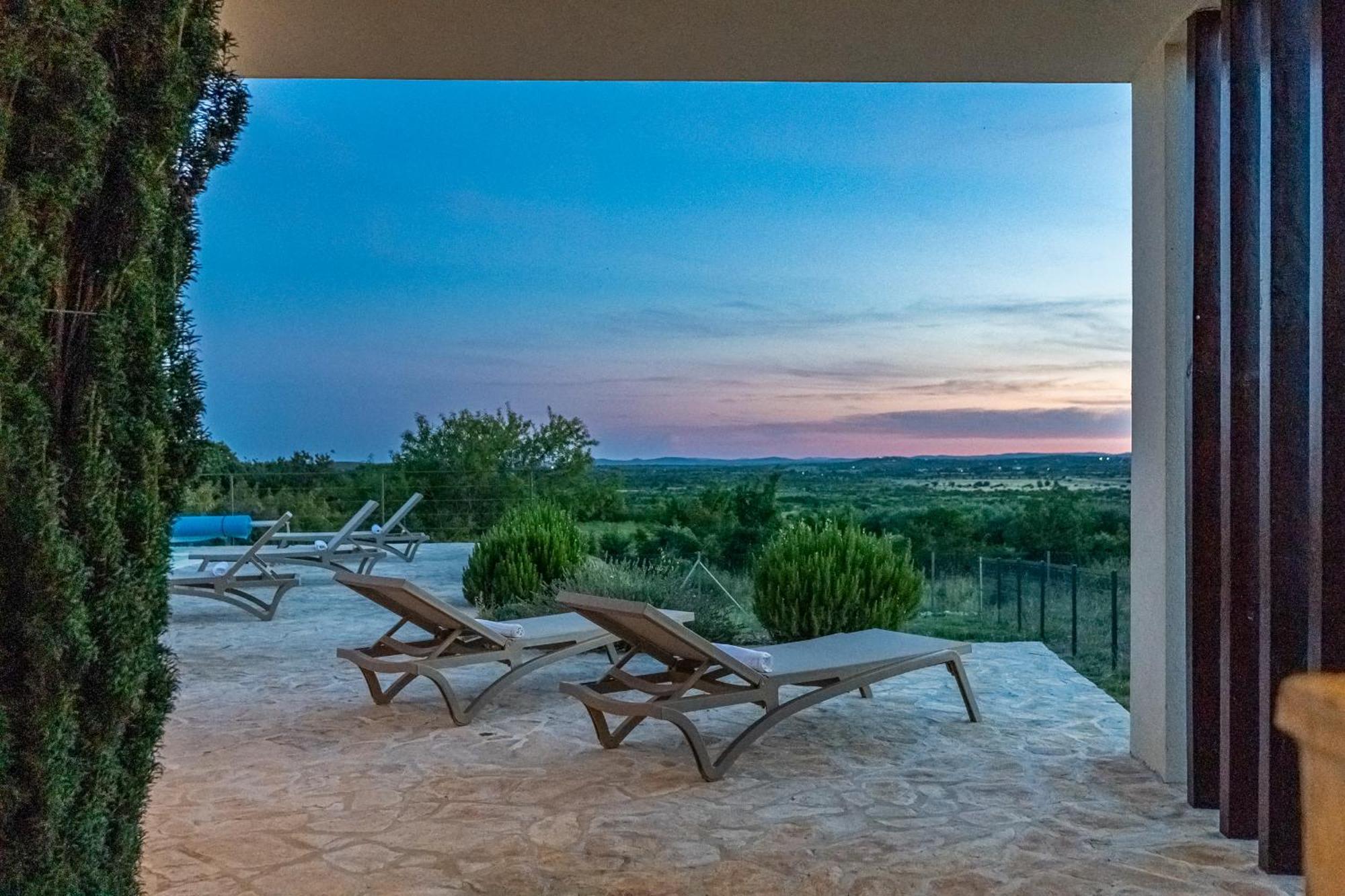 Villa T, Spacious With Heated Pool, Hot Tub & Sauna Rastevic Exterior photo