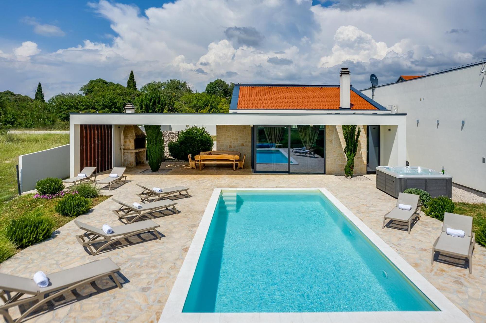 Villa T, Spacious With Heated Pool, Hot Tub & Sauna Rastevic Exterior photo