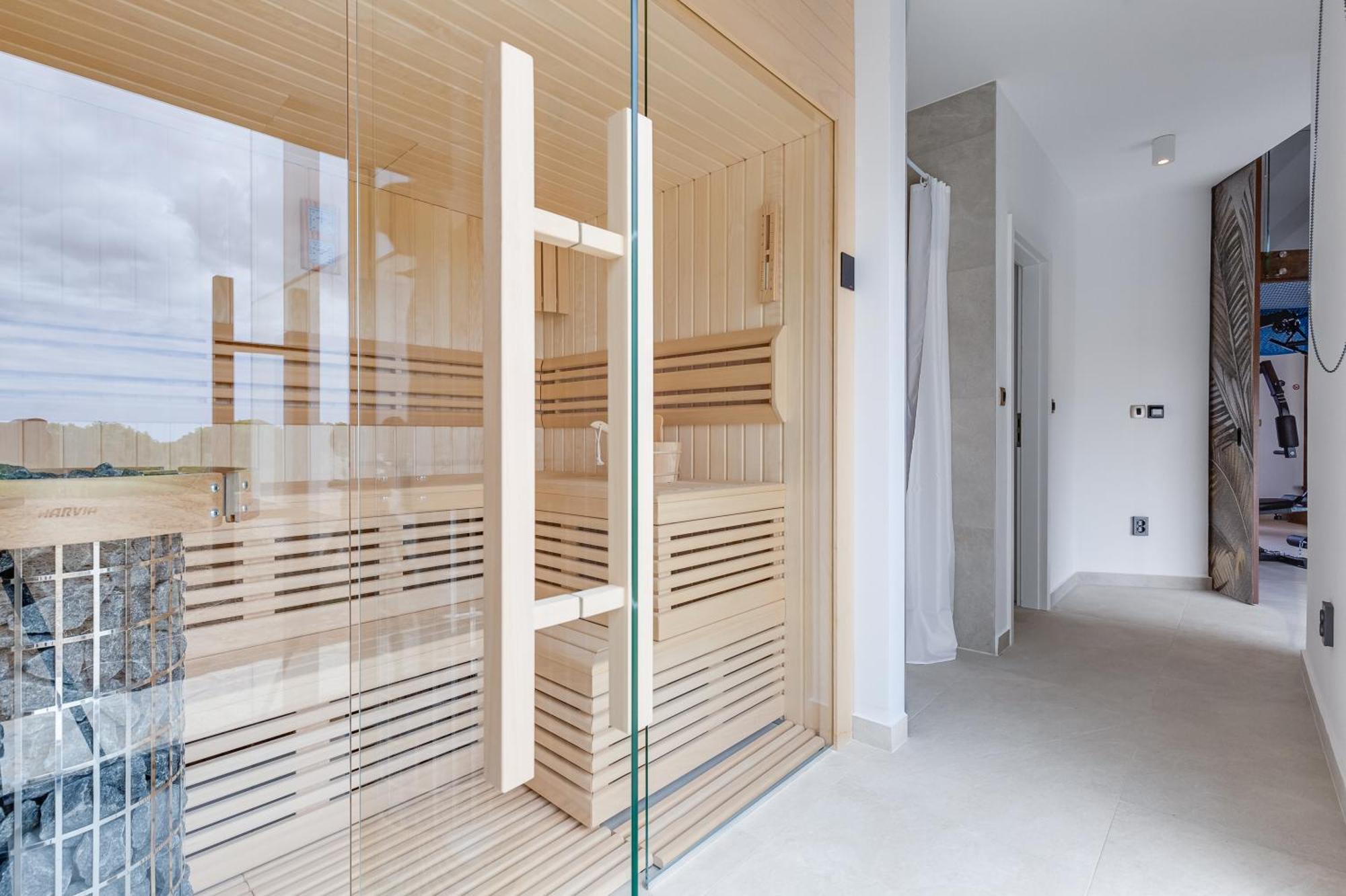 Villa T, Spacious With Heated Pool, Hot Tub & Sauna Rastevic Exterior photo