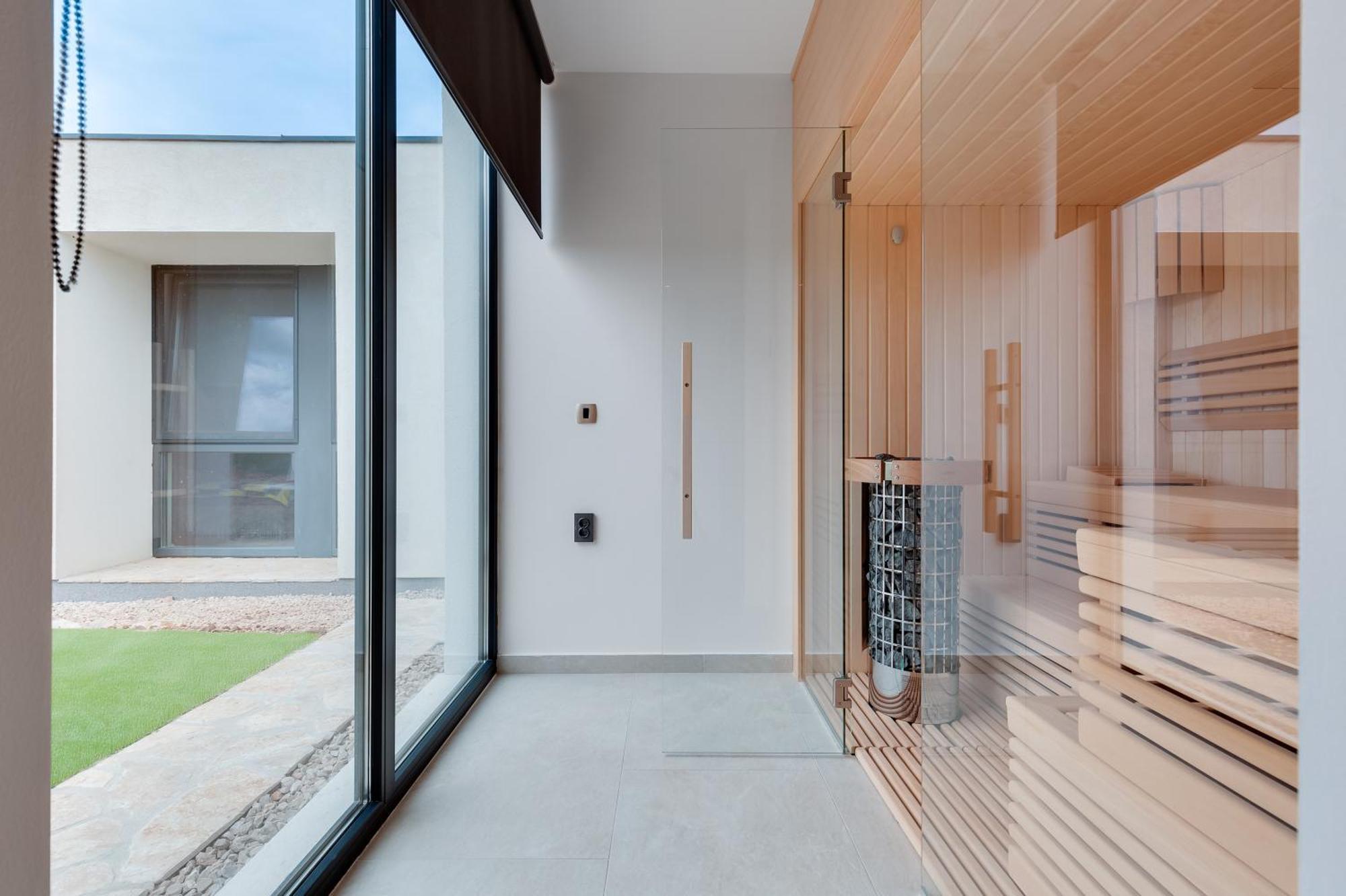 Villa T, Spacious With Heated Pool, Hot Tub & Sauna Rastevic Exterior photo