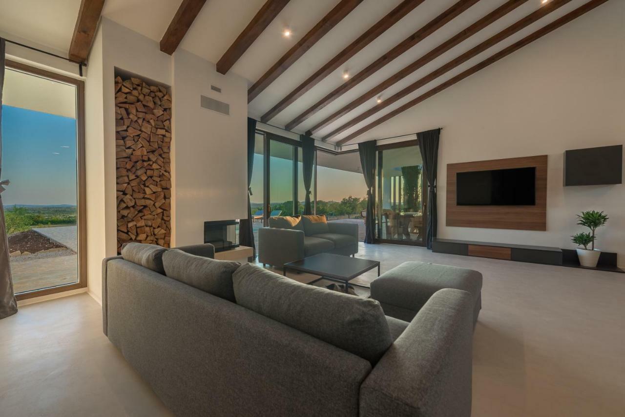 Villa T, Spacious With Heated Pool, Hot Tub & Sauna Rastevic Exterior photo